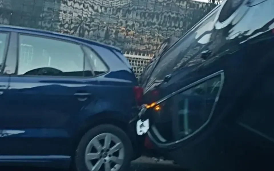Sutomore: Automobil se prevrnuo na krov, vozač povrijeđen