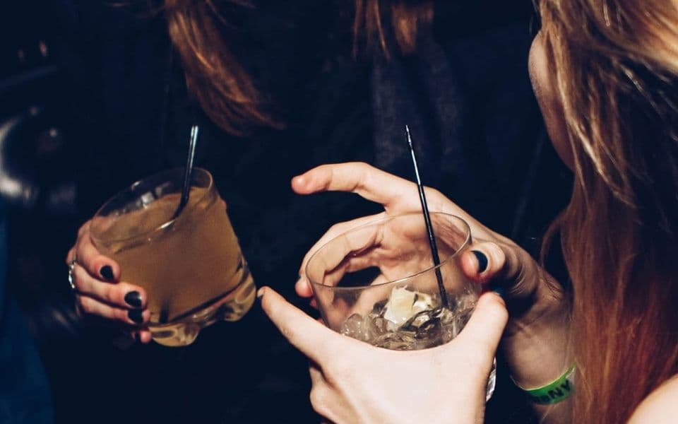 Budva: Noćnom klubu kazna od 2.200 eura zbog točenja alkohola maloljetnicima
