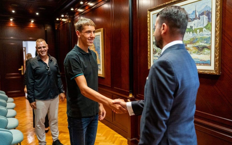 Milatović uručio pasoš Pavloviću: Crna Gora dobila pojačanje za budućnost vaterpola