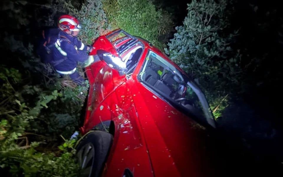 Na putu Njeguši Kotor vozilo sletjelo sa puta: Jedna osoba povrijeđena
