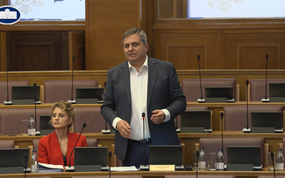 Radunović o gradnji u Baošićima: Hotel građen po planu DPS-a, Novaković Đurović je potpisala 8 hiljada kvadrata plaže, a investitor će platiti četiri miliona za legalizaciju zbog prekoračenja