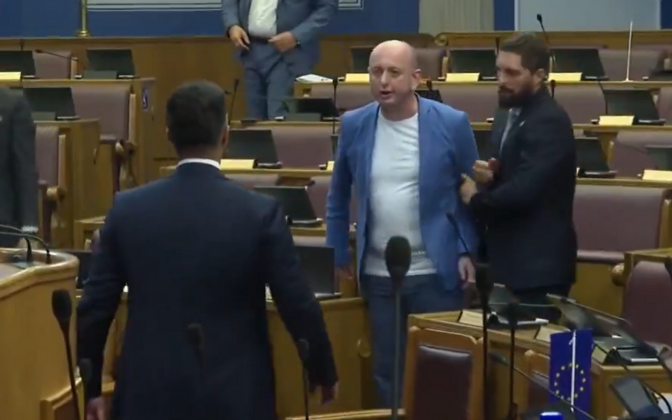 VIDEO: Trenutak kada se Šaranović zaletio na Kneževića u Skupštini