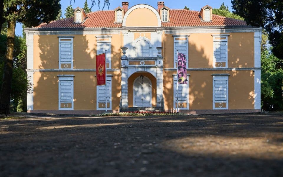 Jedan direktor, dva radna odnosa i tri adrese koje ćute