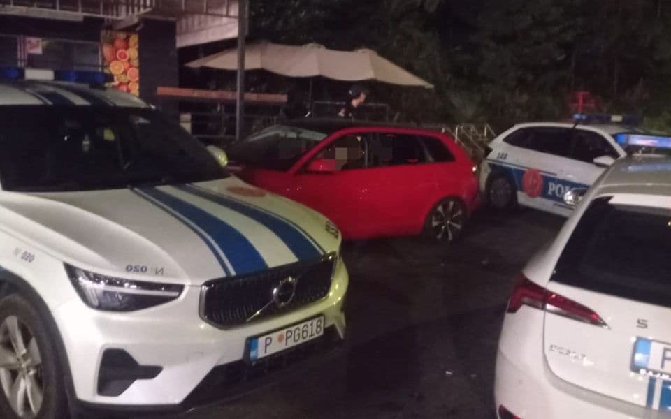 Filmske scene u Herceg Novom: Stranac nudio mito policajcu, pa se zaključao u vozilo, pregovori trajali pet sati