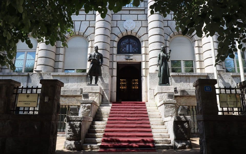 Od javnog interesa do interesa vlasti