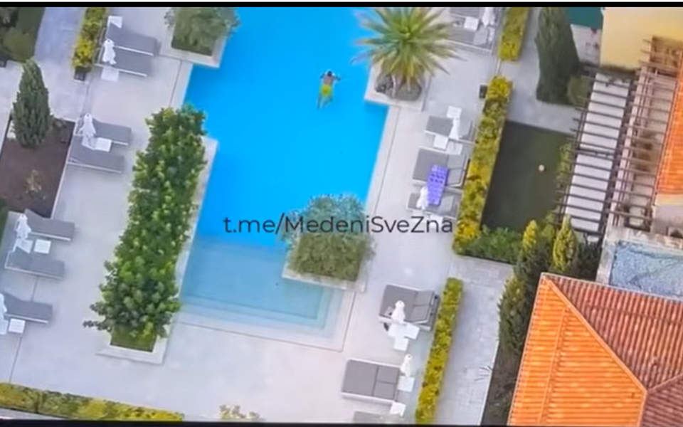 Dronom snimljen Veselin Milić dok se kupa u bazenu?