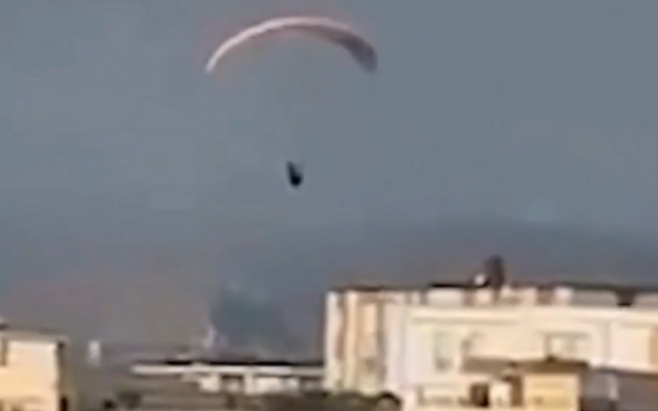 (VIDEO) Migrant paraglajderom pokušao da uđe u Ceutu, pa zgubio kontrolu i poginuo
