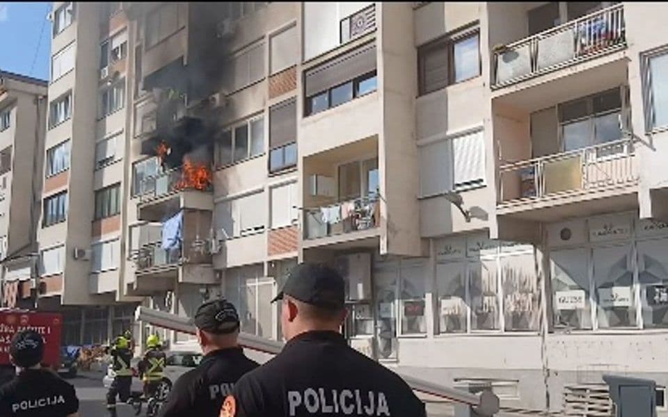 Požar u centru Bijelog Polja: Hrabra djevojka gasila vatru