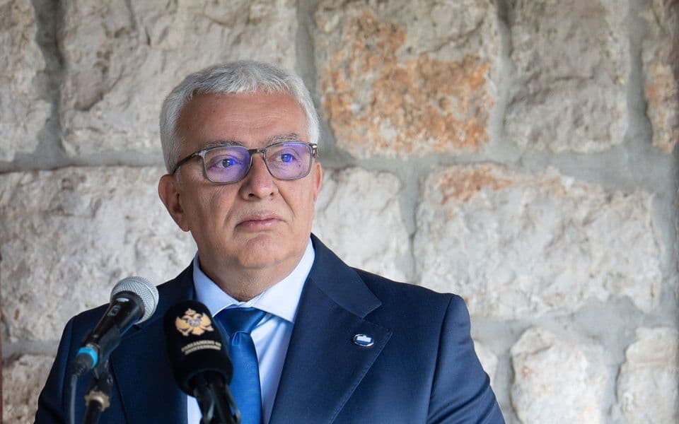 Mandić: Današnje glasanje ne želim da kvarim neoborivim dokazima o komandnoj odgovornosti Đukanovića u ratu na prostoru bivše SFRJ