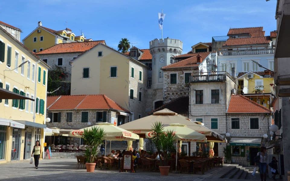 U Herceg Novom uhapšena žena, pokušala da ubije jednu osobu na gradskoj pijaci
