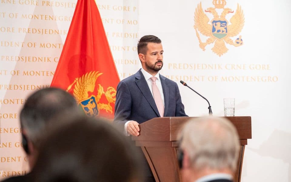 Milatović potpisao ukaze o proglašenju Zakona o spomen-obilježjima i Zakona o sportu