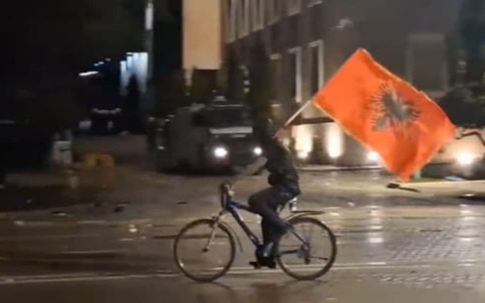 Neredi u Tirani: Povrijeđen 51 policajac, Beriša zatražio hitnu ostavku Rame
