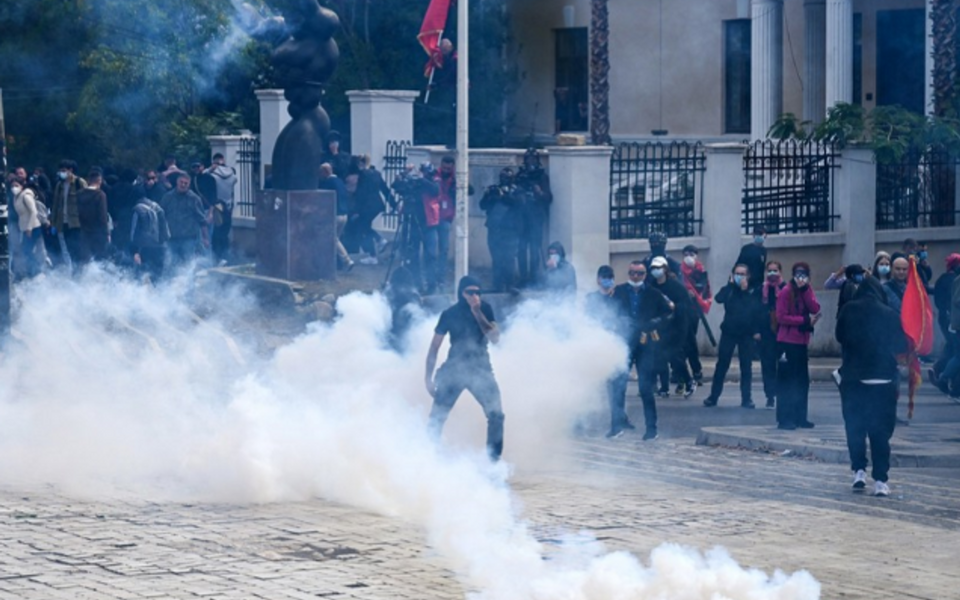 (VIDEO) Dramatične scene u Albaniji: Gore ministarstva, pojavila se vojna vozila