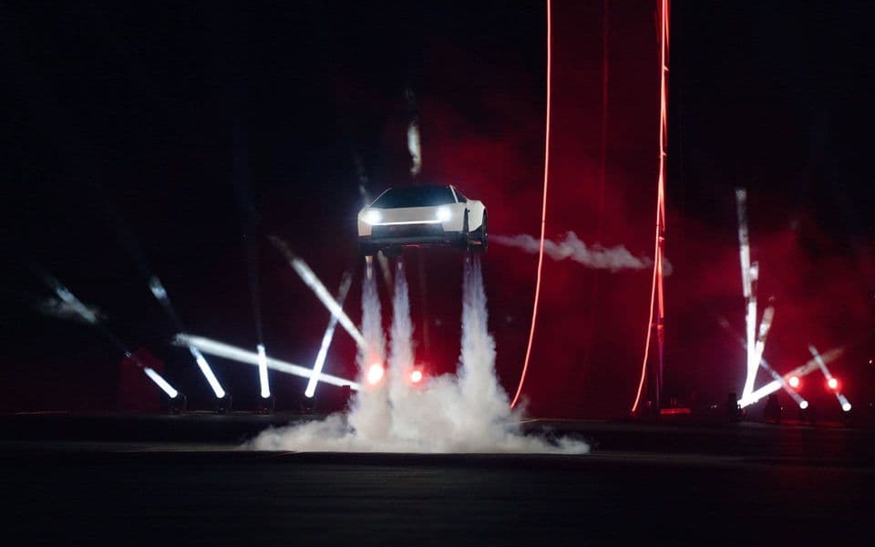 Mask predstavio leteći "Tesla Roadster": Izvodi akrobacije u vazduhu, proizvodnja 2028.