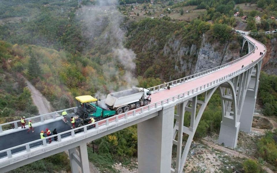 (FOTO) Od planina do mora: Bemax i nedjeljom punom parom radi na važnim saobraćajnicama