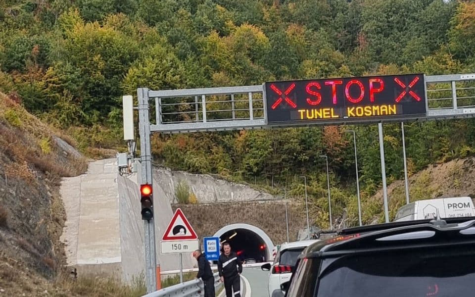 U tunelu na auto-putu povrijeđene dvije osobe, saobraćaj zatvoren iz pravca Smokovca