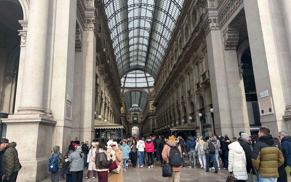 Italija šalje 500 vojnika „za odbranu Milana“ nakon nasilnih protesta, luksuzne radnje sklonile robu iz izloga
